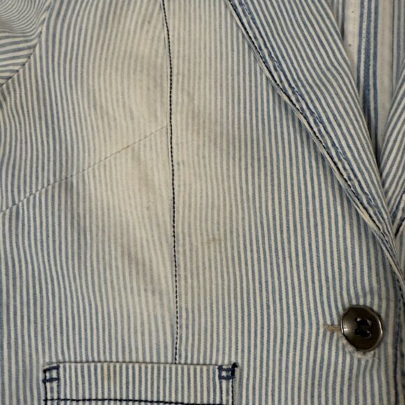 Modern chic with this lightweight denim blazer jacket. Versatile & Effortless - Picture 6 of 6